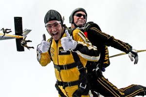 tandem-skydivers-603631_640