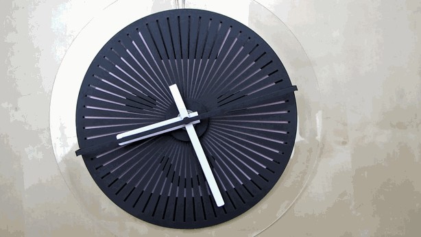 Moiré Clock - The Clock That Catch Your Look