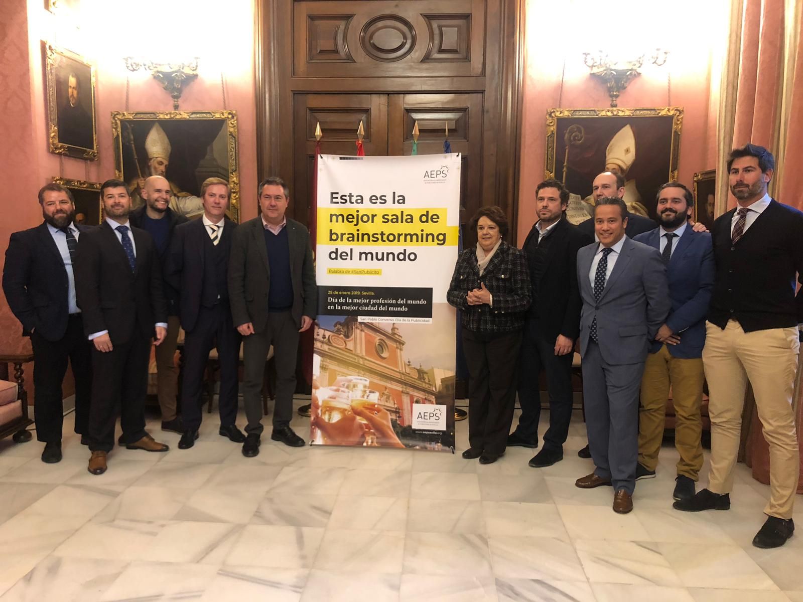 El alcalde de Sevilla, Juan Espadas, conoce la campaña 2019 del Día del Patrón de la publicidad